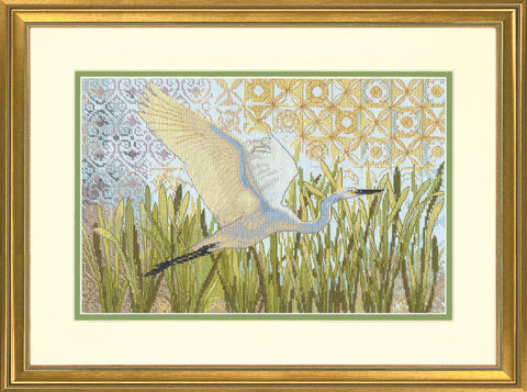 Siuvinėjimas: baltos garnės skrydis ant ornamentinio mėlyno ir aukso fono, auksinis rėmas, 60×40 cm
