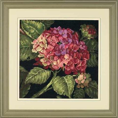 Kryželiu siuvinėtas hortenzijos paveikslas rėmuotas smėlio spalvos rėmu, bordo–rožinės žiedų detalės, 40×40 cm