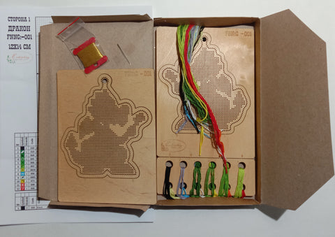 Siuvinėjimo rinkinys su medinėmis perforuotomis formomis, įvairiaspalvėmis siūlėmis ir siūlų laikikliais, komplekte 12×14 cm šablonas
