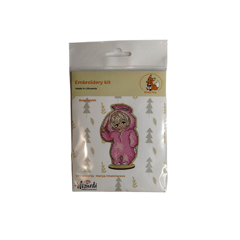 Siuvinėjimo rinkinys Wizardi, supakuotas priekinis variantas su rožine baby rabbit figūrėle ant stovo
