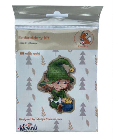 Siuvinėjimo rinkinys Elf with Gold, pakuotėje žalias elfukas laiko aukso indelį, priekinis pakabinamas variantas