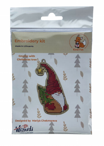 Siuvinėjimo rinkinys Kind Fox – pakabukas nykštukas su eglute raudonai‑žaliais siūlais, supakuotas į pakuotę