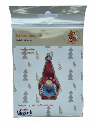 Siuvinėjimo rinkinys gnomui Kind Fox — priekinis plastikiniame maišelyje esantis raudonas gnomelio pakabukas su mėlyna širdimi