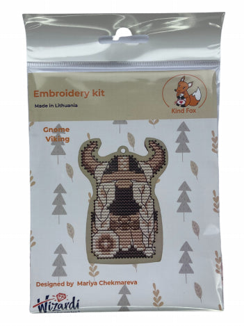 Siuvinėjimo rinkinys Kind Fox pakuotėje, rudos ir smėlio nykštuko vikingo dizainas, priekinė pakuotės pusė