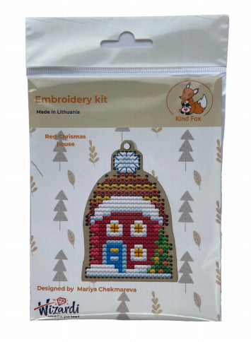 Siuvinėjimo rinkinys Kind Fox — komplektas su raudonu kalėdiniu nameliu ant apvalaus medinio lankelio, pakuotėje