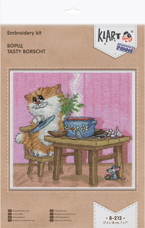 Siuvinėjimo rinkinys su užbaigtu katės ir borsčo puodo dizainu ant rožinio fono, 17,5×18 cm pakuotėje