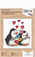 Siuvinėjimo rinkinys Klart „Penguins in Love“ – kryželių motyvas: du meilūs pingvinai su gėlėmis ir raudonomis širdelėmis, 11,5×12,5 cm