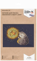 Siuvinėjimo rinkinys Klart: ežiukas su šviečiančia žibinto detale tamsiai mėlyname fone, baigtas dizainas 23×17,5 cm