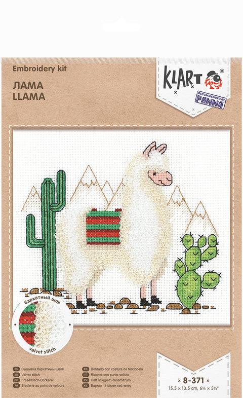 Siuvinėjimo rinkinys lama su baltu garbanotu kailiu ir žalia‑raudona detalė, 15,5×13,5 cm, parodytas velvetinis siūlas