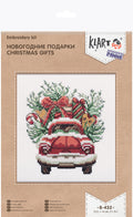 Siuvinėjimo rinkinys KlarT — kryželių dizainas: raudonas senovinis automobilis su Kalėdų dovanomis, 12,5×14 cm pakuotėje