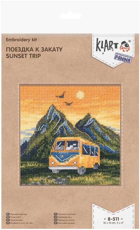 Siuvinėjimo rinkinys pakuotėje su oranžiniu kemperiu prie kalnų saulėlydžio, baigtas dizainas 10×10 cm