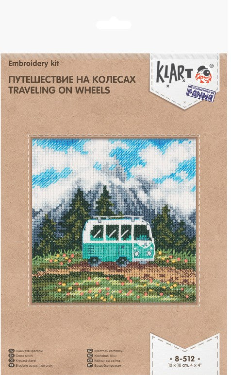 Siuvinėjimo rinkinys Klart: turkio spalvos kemperis pievoje prieš kalnus, 10×10 cm kryželių motyvas ant kartoninės pakuotės