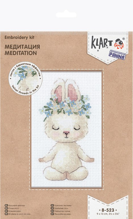 Siuvinėjimo rinkinys KLART: 9×13 cm meditacinis triušis su gėlių vainiku, pastelinės spalvos ant baltos drobės