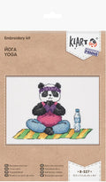 Siuvinėjimo rinkinys Klart, panda daro jogą su violetine galvos juosta ir rožiniu kostiumu ant geltonai‑žalio kilimėlio