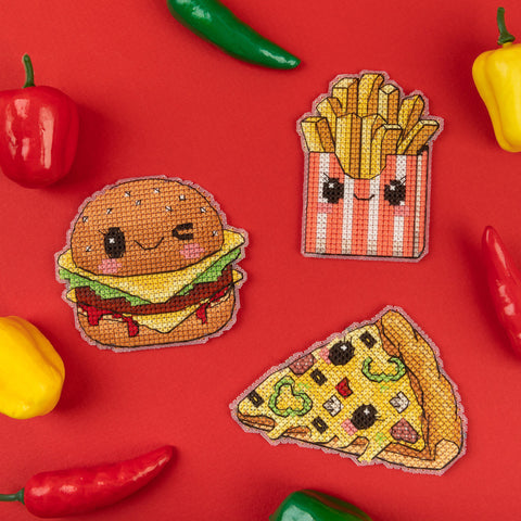 Siuvinės sagos maisto tematikos rinkinys – mirktintis burgeris, juostuota fri dėžutė ir picos kampelis ant raudono fono, 3 vnt.
