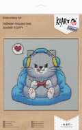 Siuvinėjimo rinkinys: pilkas „Gamer Fluffy“ katinas su mėlynomis ausinėmis ant mėlynos pagalvės, pakuotė 15×15 cm