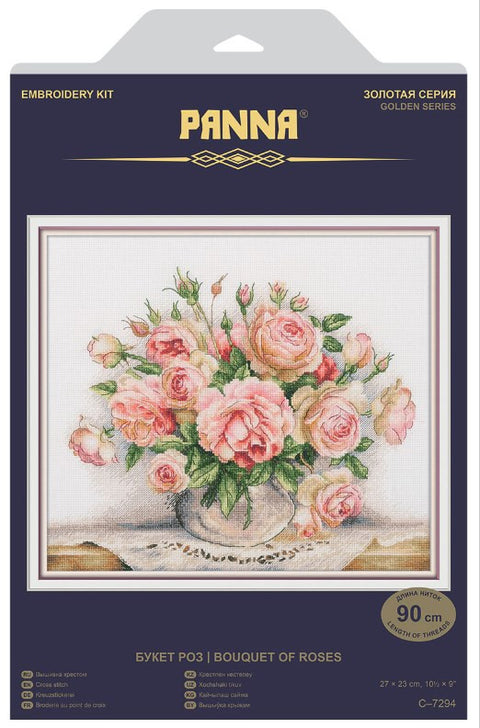 Siuvinėjimo rinkinys Panna – rožių puokštė rausvų tonų ant 27×23 cm audinio, pakuotės priekyje matomas galutinis dizainas