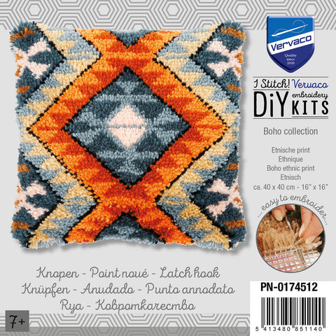 Pagalvėlė Vervaco (40×40 cm) boho raštas oranžinė–mėlyna–pilka, matomas kilpinio siuvimo kabliuko artinimas