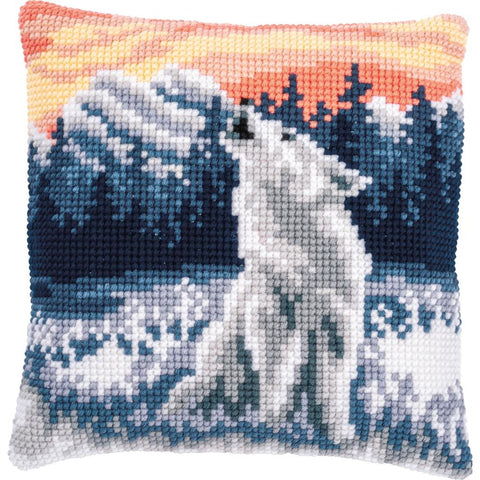 Pagalvėlė su kryželių siuvinėjimu, baltas vilkas prie tamsių spygliuočių ir rausvo saulėlydžio, 40×40 cm
