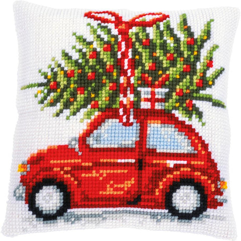 Pagalvėlė su kryželiu siuvinėta raudonu retro automobiliu ir Kalėdų eglute ant stogo, baltame fone