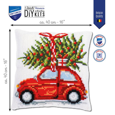 kryželiu siuvinėta pagalvėlė Vervaco, 40 cm, raudonas automobilis ant balto fono su Kalėdų eglute, paruošta šventinei dekoracijai