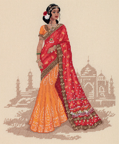Saris raudonas su oranžine palaidine ir auksiniu siuvinėtu kraštu, modelis stovintis prie Taj Mahal fono