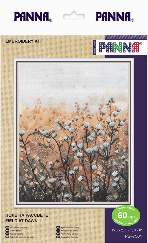 Kryžminis siuvinėjimo rinkinys Panna Field at Dawn, 15,5×20,5 cm, šilti rudi fonai su baltais žiedais, pakuotėje