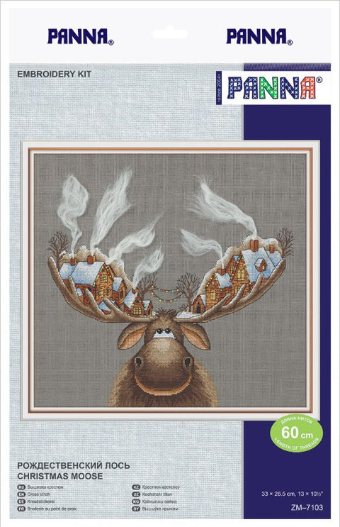Siuvinėjimo rinkinys Panna Kalėdinis briedis ant pilko audinio, pakuotė parodyta iš priekio, dydis 33×26,5 cm