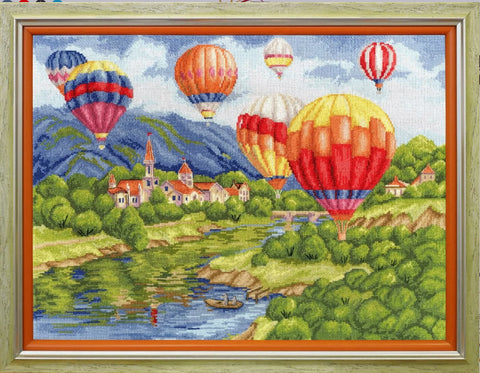 kryželių siuvinėjimo rinkinys: baigtas spalvotas karšto oro balionų peizažas 40×30 cm su mediniu rėmu