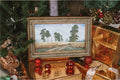 Paveikslas aukso raižytame rėme, horizontalaus miško peizažo 60×30 cm, stilizuotas šventinėse dovanų ir raudonų dekoracijų kompozicijoje