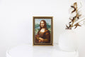 Rėminis paveikslas Mona Lisa reprodukcija, mažas auksinio rėmo 15×20 cm variantas, stilizuota stalo dekoracija