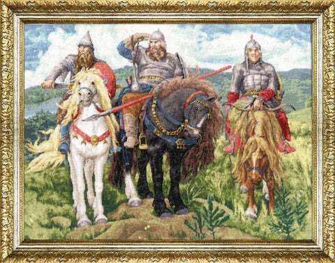 gobelenas su auksiniu rėmu, trys raiteliai ant žirgų pievoje — dekoratyvinis sienos meno akcentas