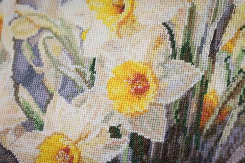 Siuvinėjimo rinkinys kryželiu „Švelnūs narcizai“ natiurmortui, 34,7×44,8 cm