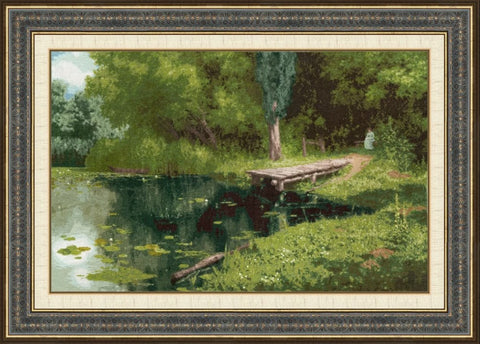 Paveikslas su ornamentuotu bronziniu rėmu, ramus tvenkinio peizažas su mediniu lieptu ir nendrėmis, horizontali galerijos versija