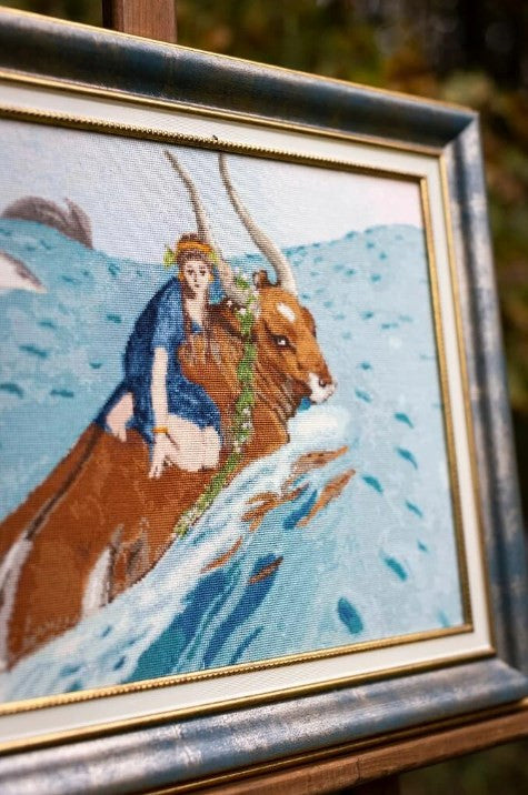 Siuvinėtas paveikslas su sidabriniu rėmu — jūrinė scena su raguočiu ir moters figūra, arti fotografuotas kampas