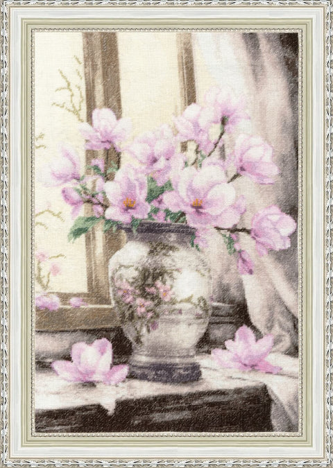 Sieninis paveikslas su rožinėmis magnolijomis vazoje, ornamentuotas baltas rėmas, vertikalus portretinis formatas