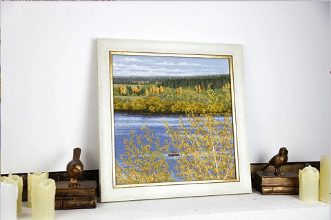 Paveikslas įrėmintas baltu mediniu rėmu, rudeniškas ežero kraštovaizdis su geltonais lapais, stalo dekoracija 30×30 cm