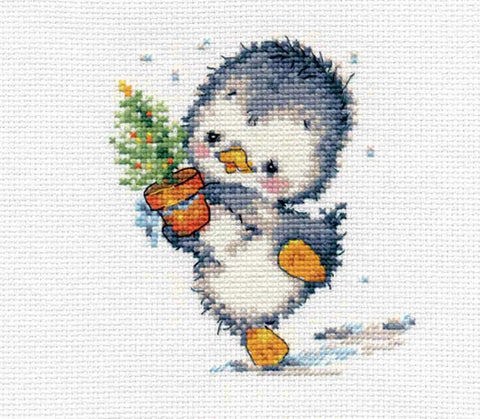 Kryželiu siuvinėjimo rinkinys – mažas žiemiškas pingvinas su kalėdine eglute ir puodeliu, pilkai‑balti bei geltoni siūlai, 18×18 cm