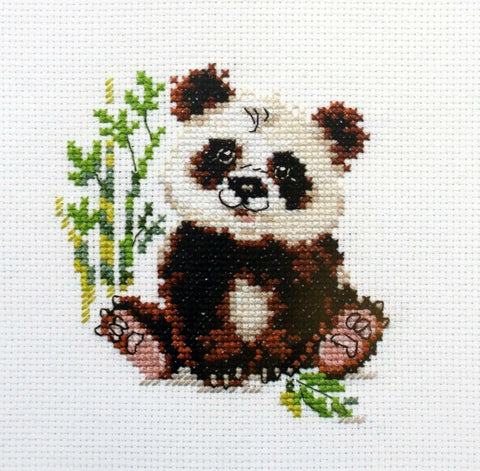 Kryželių rinkinys: smulkaus siuvinėjimo panda ruda‑juoda ant balto audinio su bambuko motyvu