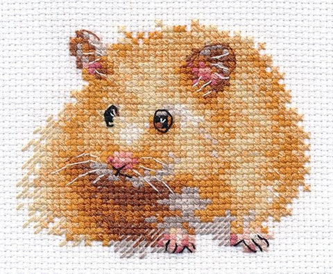 kryželių siuvinėjimo rinkinys su auksinės rudos hamsterio motyvu, parodytas iš arti su smulkiais kryžiukais ir subtiliais šešėliais