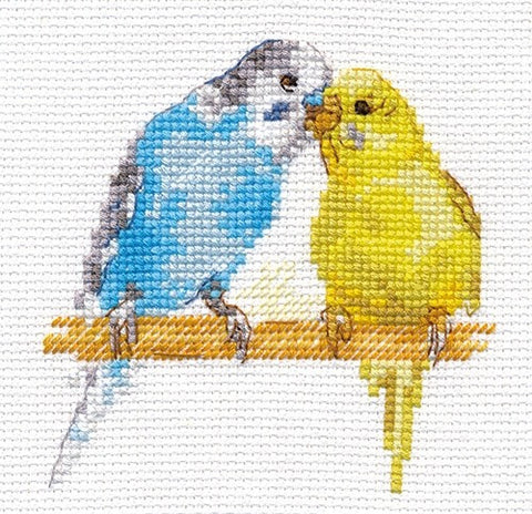 Siuvinėjimo rinkinys kryželiu: mėlyna ir geltona papūgėlės pora ant pagaliuko, 18×18 cm kvadratinis motyvas