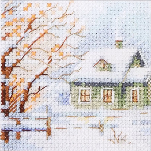 Siuvinėjimo rinkinys kryželiu: žieminė scena su žalia trobele ir sniegu, detalus artinimas, 20×20 cm