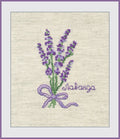Siuvinėtas levandų paveikslėlis, violetinių ir žalių siūlų buketas ant smėlio spalvos lino, rėmuotas, 30×24 cm