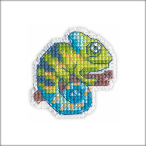 Siuvinėta aplikacija chameleonas, žalia–mėlyna, apie 5×5 cm dydžio, ryškios siūlės ir baltas apvadas matomas iš arti