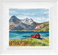 Paveikslas baltu įtrūkusiu mediniu rėmu, 40×40 cm, akrilinis kraštovaizdis su raudona trobele prie mėlyno fjordo