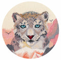 Siuvinėjimo rinkinys: apvalus sniego leopardo motyvas su ryškiomis žydromis akimis ir pastelinėmis kalnų spalvomis