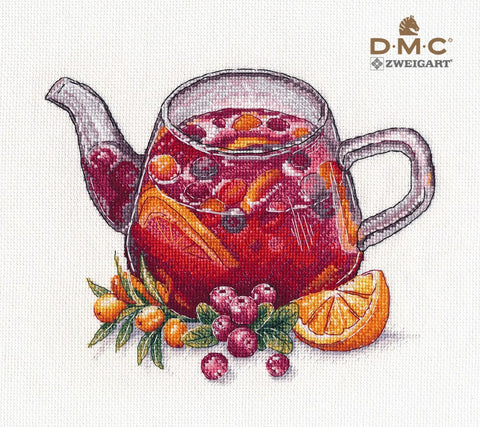 Kryželių siuvinėjimo raštas DMC — priekio perspektyvos arbatinukas su raudonu vaisių punšu ir apelsino skiltelėmis, detalus piešinys