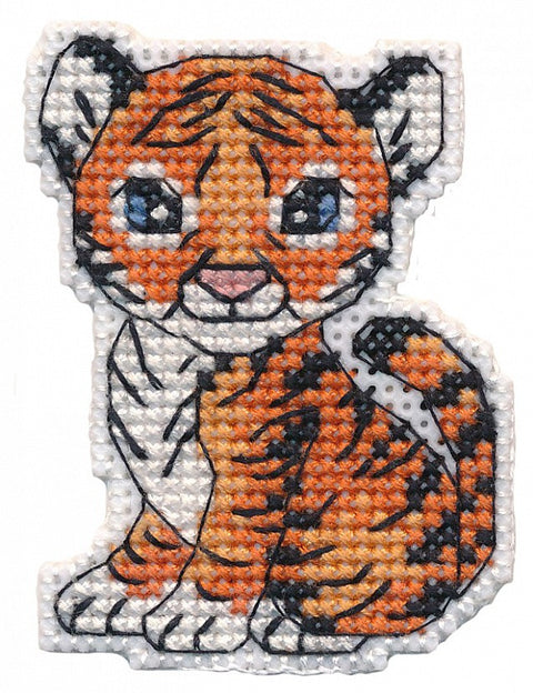 Siuvinėtas tigro pleistras oranžinis su juodomis juostomis ir baltais akcentais, sėdinčio kūno forma, ~6×8 cm