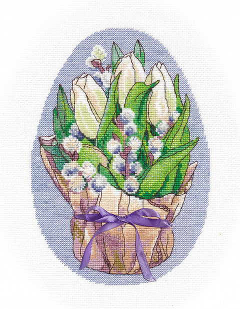 Puokštė baltų tulpių su smulkiais baltais žiedeliais ir violetine kaspinu, dėmesys priekinėms gėlėms ir lapams