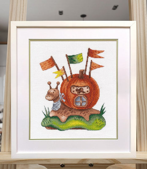 Rėminis vaikų paveikslas – akvarelinė sraigės su moliūgo nameliu iliustracija baltame mediniame rėme, 30×30 cm, priekinis planas